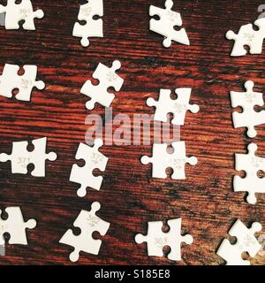 Eine Reihe von Puzzleteile auf einem Tisch Stockfoto