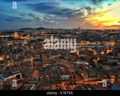 Luftaufnahme der Stadt Porto von Bell Tower Clerigos Kirche Stockfoto