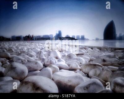 Weißen Steinen auf Vorder- und großen Panoramablick von Baku, Aserbeidschan von Haydar Aliyev Culture Center Stockfoto