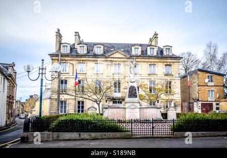 Elegante französische Architektur in einer ländlichen Stadt der Normandie. Stockfoto