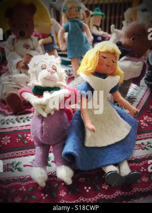 Alice im Wunderland und weiße Kaninchen-Figuren aus dem Märchen Stockfoto