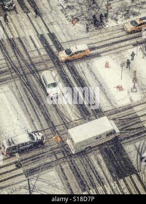 Schneebedeckte Kreuzung New York City, USA Stockfoto