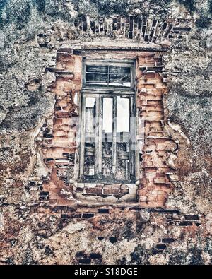 Alte hölzerne Fensterrahmen in heruntergekommenen Gebäude Stockfoto