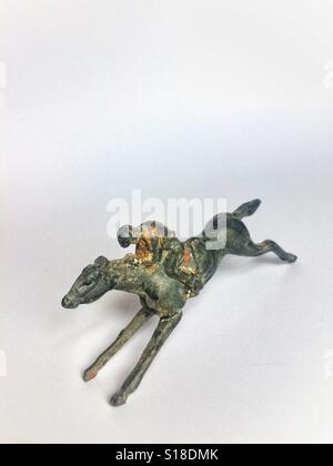 Ein Spielzeug-Rennpferd und Jockey auf weißem Hintergrund Stockfoto
