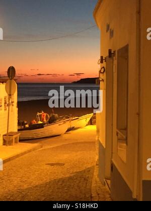 Februar-Sonnenuntergang in Salema, Vila Do Bispo, Algarve Portugal Stockfoto