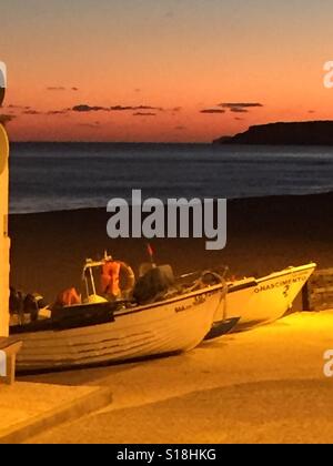 Sonnenuntergang am Praia da Salema in der Algarve, Portugal Stockfoto