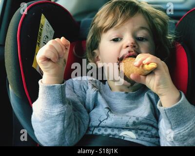 Kinder essen Eis im Auto Stockfoto