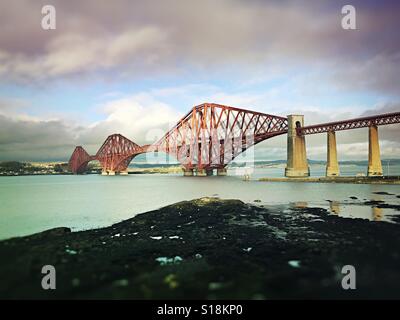 Der schöne Forth Eisenbahnbrücke über den Firth of Forth in South Queensferry in der Nähe von Edinburgh Schottland Vereinigtes Königreich Stockfoto