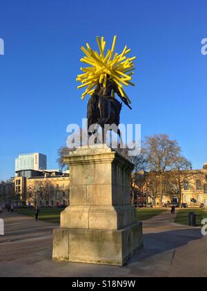 Eine Skulptur von Duncan McKellar bestehend aus Gerüstrohren überwindet eine Statue von William III in Bristol, Großbritannien Stockfoto