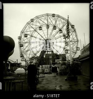 Ein Blick auf das Wonder Wheel in Coney Island, Brooklyn. Stockfoto