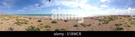 Drachen steigen lassen und andere Strandsportarten am Kiesstrand bei Shoreham by Sea in West Sussex, U.K Stockfoto
