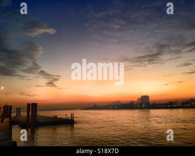 Sonnenuntergang über dem Fluss Schelde Stockfoto