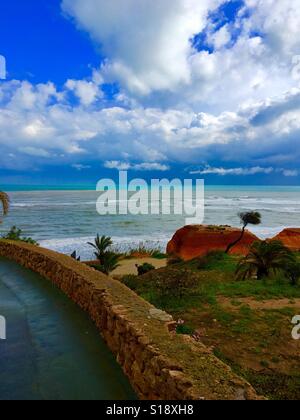 Trübe Gewitterhimmel über Campoamor Strand. Orihuela. Spanien Stockfoto