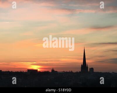 Sonnenuntergang über Kathedrale von Norwich, Norfolk, Großbritannien Stockfoto