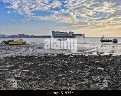 Boote, die Links von der zurückweichenden Flut gestrandet an einem Winternachmittag bei Regensburg, UK Stockfoto