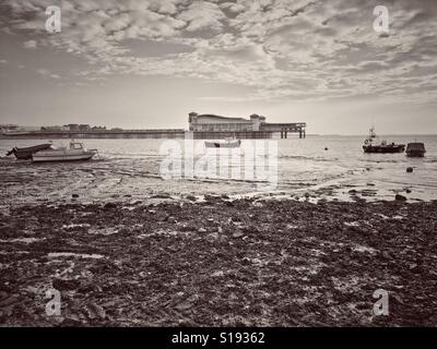 Boote, die Links von der zurückweichenden Flut gestrandet an einem Winternachmittag bei Regensburg, UK Stockfoto