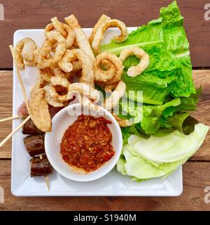 Knusprige Schwarte, Thai-Stil saure Wurst mit Nam Prik Ong und frischem Gemüse serviert Stockfoto