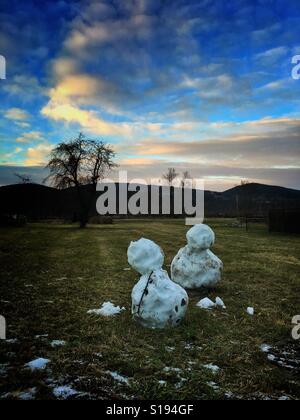 Landschaft mit zwei Schneemänner Stockfoto