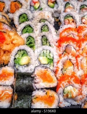 Nahaufnahme von frisch zubereiteten Sushi Rollen auf einer Platte anrichten. Stockfoto