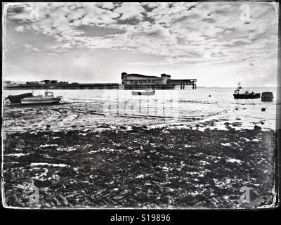 Ein faux Ferrotypie Foto Boote links gestrandet von der zurückweichenden Flut an einem Winternachmittag in Regensburg, Großbritannien Stockfoto