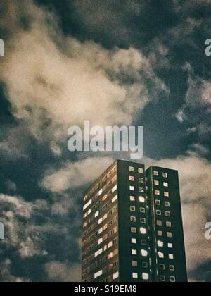 Ein dunkel und launisch Aufsatzblock der Wohnungen in London Stockfoto