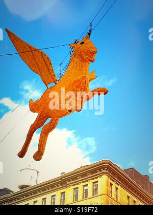 Pegasus mythischen fliegenden Pferd Dekoration für Chinese New Year, Chinatown, NYC, USA Stockfoto