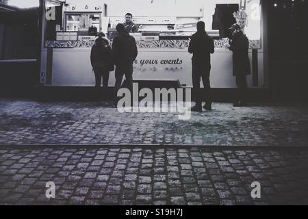 Imbisswagen auf gepflasterten Straße Stockfoto