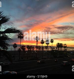 Sonnenuntergang über dem Pier in Huntington Beach Kalifornien Stockfoto