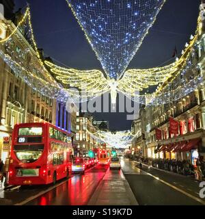 Weihnachtsbeleuchtung und Dekorationen im Londoner Regent Street, Dezember 2916. Stockfoto