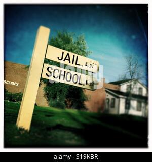 Gefängnis und Schule unterzeichnen auf der Main Street. Columbia State Historic Park, Columbia, Tuolumne County, Kalifornien, USA Stockfoto