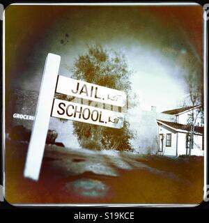 Gefängnis und Schule unterzeichnen auf der Main Street. Columbia State Historic Park, Tuolumne County, Kalifornien, USA Stockfoto