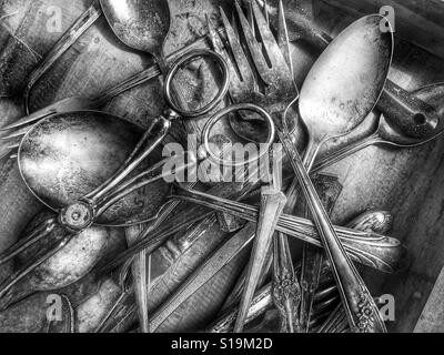 Schachtel mit alten Küchenutensilien in Schwarz-weiß Stockfoto