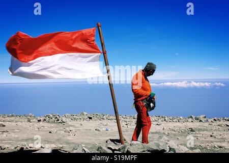 Mann auf Semeru Berg mit Indonesien-Flagge Stockfoto