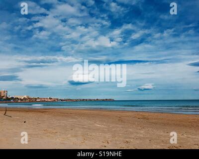 Leerer Strand der Dehesa de Campoamor. Orihuela Küste. Spanien Stockfoto