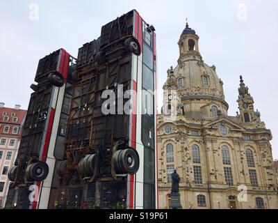 Umstrittene Skulptur 3 vertikale Busse als Symbol für anti-Scharfschützen Barrikade in Aleppo vor berühmten Frauenkirche syrisch-deutschen Künstlers Manaf Halbouni in Dresden Deutschland Stockfoto