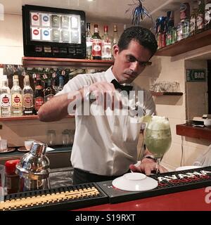 Kellner machen Mojito trinken, Havanna Stockfoto