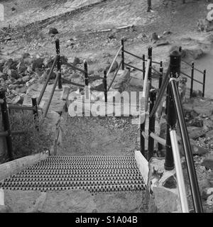 Eine Treppe, einen steilen Hügel von reiner Obsidian in der großen Obsidian fließen in das Newberry National Volcanic Monument in Zentral-Oregon an einem Sommertag zu durchqueren. Stockfoto