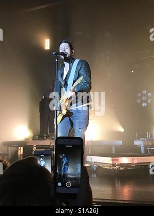 Old Dominion-Lead-Sänger, Matthew Ramsey, führt vor einer Menschenmenge in Peoria, Illinois. Stockfoto