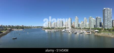 Skyline von Vancouver aus Cambie St.-Brücke mit Blick auf False Creek mit Yaletown und Kai Marina auf der rechten Seite Stockfoto