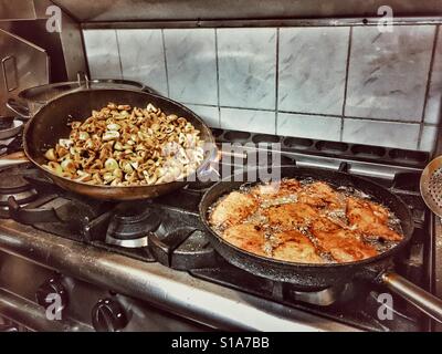 In einem großen Schalen Kochen Schnitzel und Pilze Stockfoto