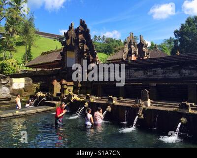 Heiligen Quellwasser im Tirta Empul Tempel, Insel Bali, Indonesien Stockfoto