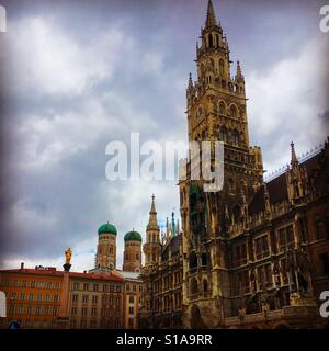 Rathaus & Frauenkirche in Marienplatz, München Stockfoto