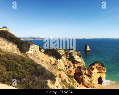 Klippen in der Nähe von Praia Camilo Lagos Algarve Portugal Stockfoto