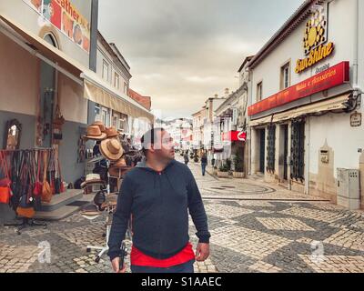 Tourist-Shopping in der Main Street von Albufeira-Algarve-Portugal Stockfoto