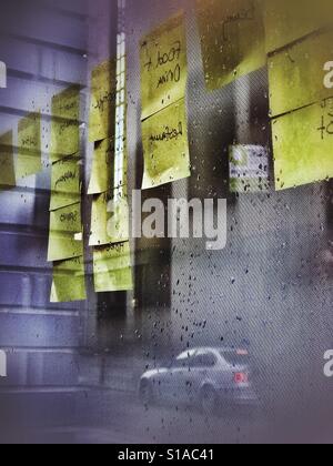 Post-It-Zettel auf einem Büro-Fenster Stockfoto