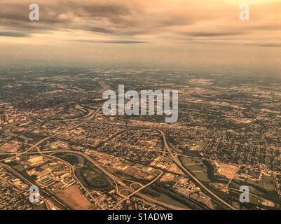 Dramatische Vögel Vogelperspektive von Sommer Gewitterwolken über Columbus Ohio USA Stadtlandschaft mit textfreiraum von oben gesehen Stockfoto