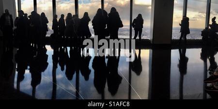 Silhouette und Reflexionen der Besucher auf dem One World Observatory am Freedom Tower WTC Ground Zero Manhattan New York Stockfoto