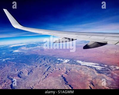 Fensteransicht - Schuss auf Flug nach D.C. Von Las Vegas. Lake Powell, co Stockfoto
