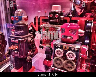 Spielzeugroboter in einem Glaskasten Stockfoto