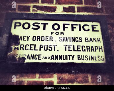 Historisches Postamt Zeichen, Alderton, Suffolk, UK. Stockfoto